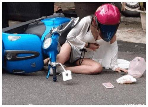 网红机车女摔倒在地,网友热议安全驾驶警钟长鸣